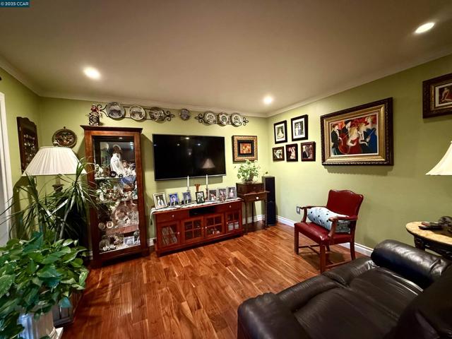 1036 Oak Grove Rd, Concord CA: https://media.crmls.org/mediaz/b7f16db2-e5b4-4096-9e95-742a001d6689.jpg