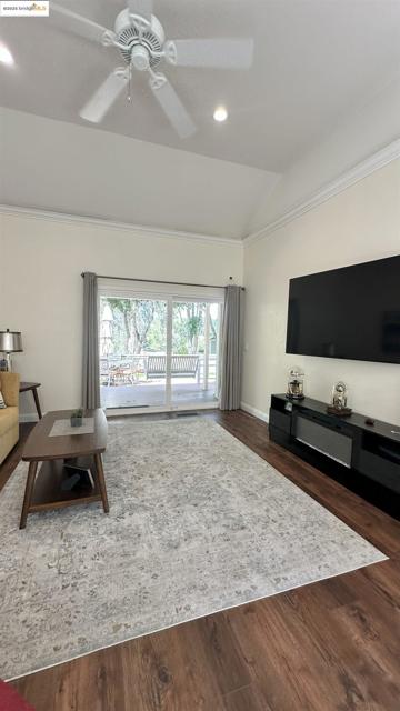 706 Lakeside Ct, Danville CA: https://media.crmls.org/mediaz/b7f19e5e-af89-4867-a1cb-eaf98120b3b9.jpg