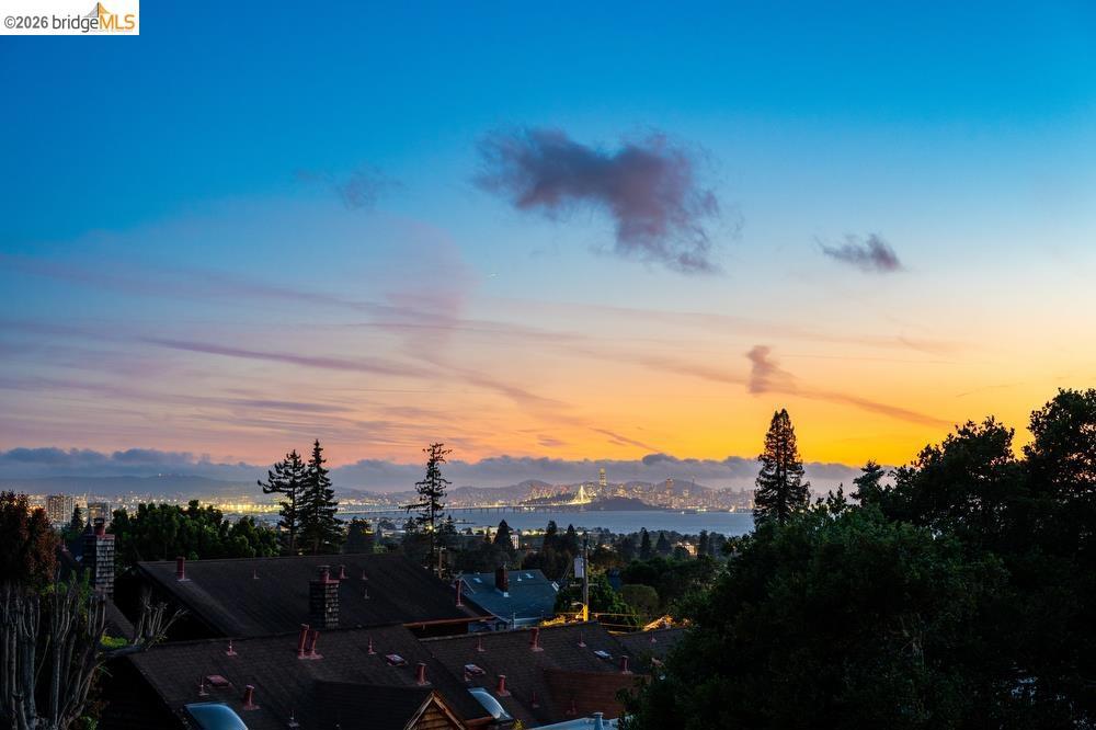 https://media.crmls.org/mediaz/b7f3116d-fef5-4ad9-a0b7-1167815c59b3.jpg?preset=X-Large