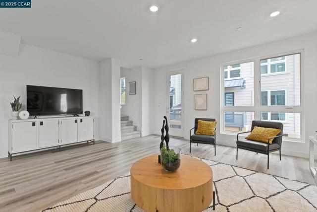 27276 Cosmo Ct, Hayward CA: https://media.crmls.org/mediaz/b7f315fa-86e7-4ad4-9e26-bc82f64b4137.jpg