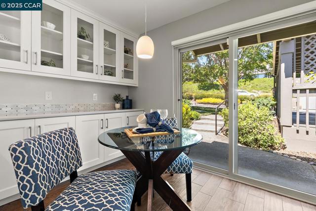 2155 Cactus Ct, Walnut Creek CA: https://media.crmls.org/mediaz/b7f38afb-4e29-4222-a829-7272c26588e4.jpg