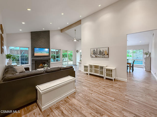 751 Muirfield Avenue, Simi Valley CA: https://media.crmls.org/mediaz/b7f4a700-eb10-435a-83c6-3d15f3e5fe54.jpg