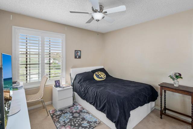 1705 Hawk View Dr, Encinitas CA: https://media.crmls.org/mediaz/b7f50be0-87d2-4dc3-a250-dcbff229e323.jpg
