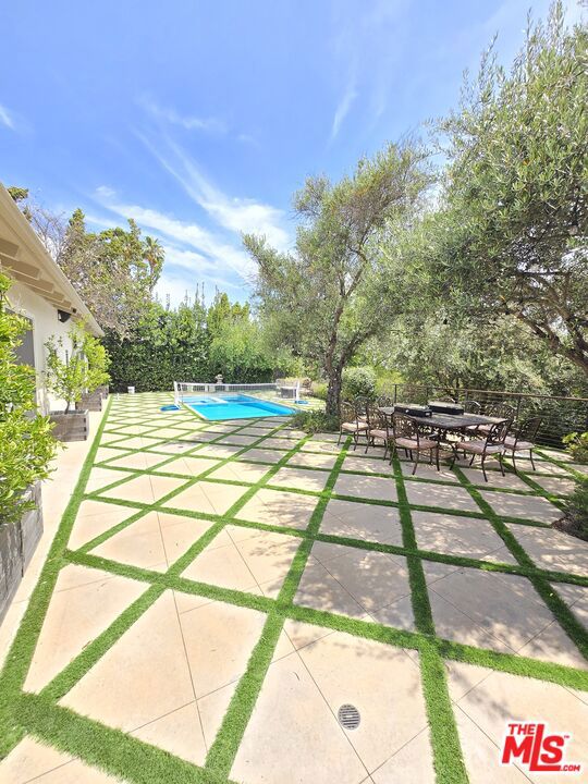 16544 Park Lane Circle, Los Angeles CA: https://media.crmls.org/mediaz/b7f5414d-36dd-4df6-b797-4f659eb6592d.jpg