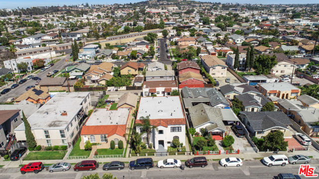 2370 Lime Avenue, Long Beach CA: https://media.crmls.org/mediaz/b7f664ed-973b-4a80-8edd-73ce7a1e68f7.jpg