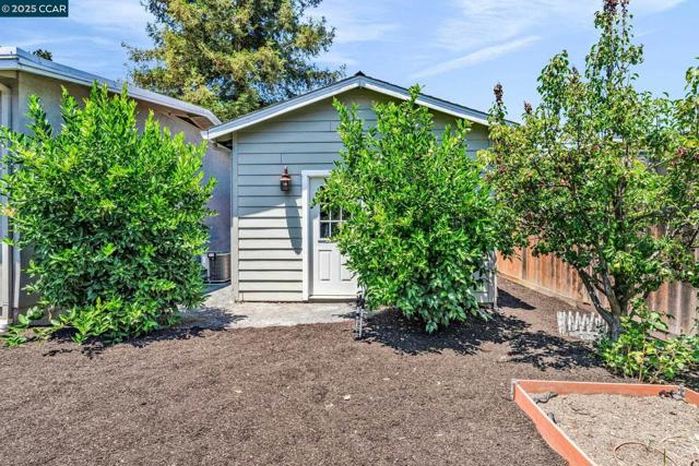121 School Ln, Walnut Creek CA: https://media.crmls.org/mediaz/b7f7a799-8000-4979-902c-5d54ef2e2596.jpg