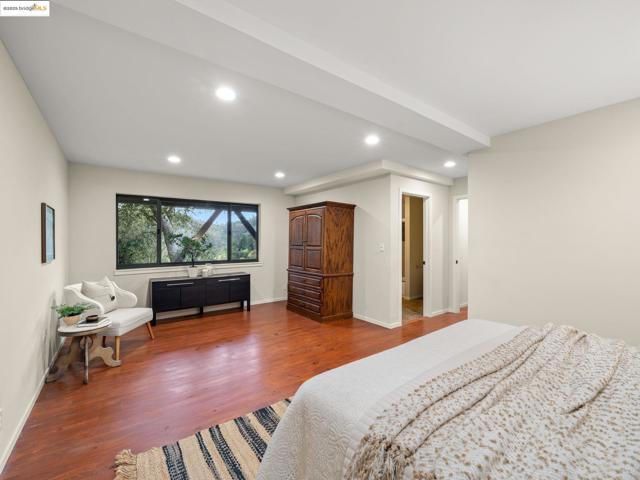 6866 Thornhill Dr, Oakland CA: https://media.crmls.org/mediaz/b7f8356e-29a1-46f9-896a-4e33422a073a.jpg