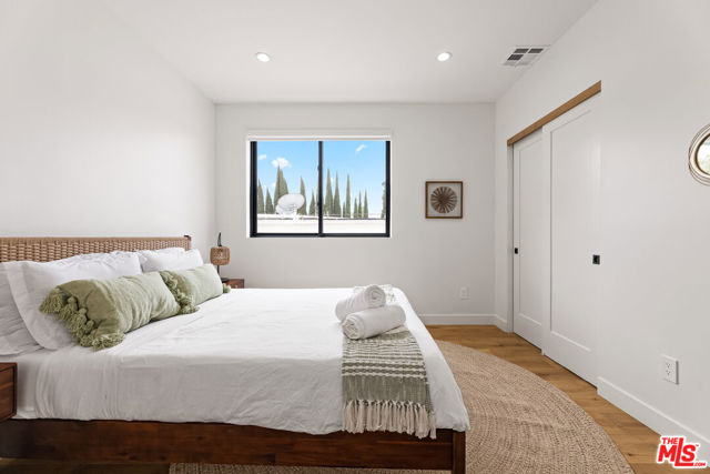 5118 Laurel Canyon Boulevard, Valley Village CA: https://media.crmls.org/mediaz/b7f83f44-fe3b-4350-9987-113cf295ba20.jpg