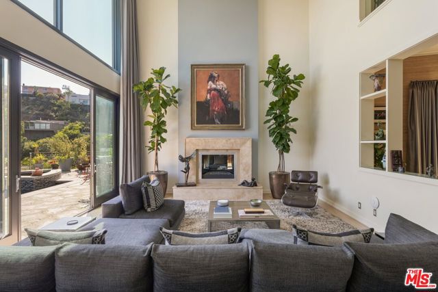 1573 Sunset Plaza Drive, Los Angeles CA: https://media.crmls.org/mediaz/b7f8c1b1-9d35-4e4b-b147-7d3d1fdf3768.jpg