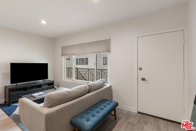 2721 2nd Street, Santa Monica CA: https://media.crmls.org/mediaz/b7f9305b-e192-4720-a917-c17cf9705631.jpg