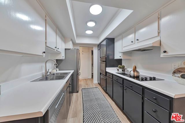 5870 Green Valley Circle, Culver City CA: https://media.crmls.org/mediaz/b7fa0687-5dc5-4050-b4d2-9de6d704e9f5.jpg