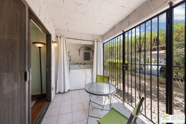 5205 E Waverly Drive, Palm Springs CA: https://media.crmls.org/mediaz/b7faaff7-c4a2-4975-bb98-9b87b85999dc.jpg