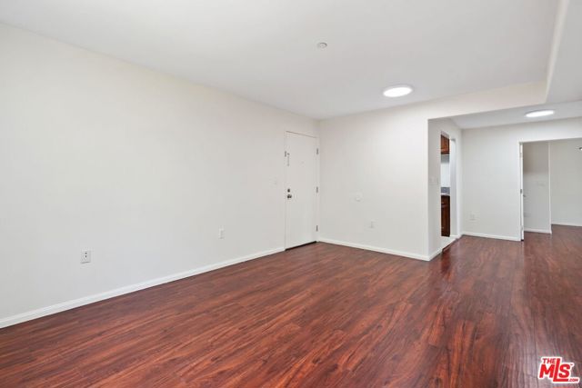15939 Victory Boulevard, Van Nuys CA: https://media.crmls.org/mediaz/b7fb5194-684e-4b18-82fb-5f59c59af362.jpg