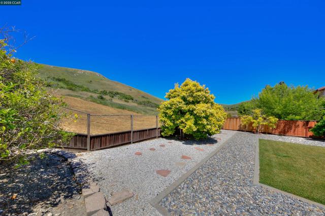 2927 Carlingford Ln, Vallejo CA: https://media.crmls.org/mediaz/b7fb7fc8-51ae-494a-a30c-484f12398bc2.jpg