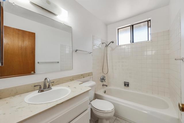 1849 Springsong Dr, San Jose CA: https://media.crmls.org/mediaz/b7fb8537-7fad-4f35-a8bc-9ed0528522e3.jpg