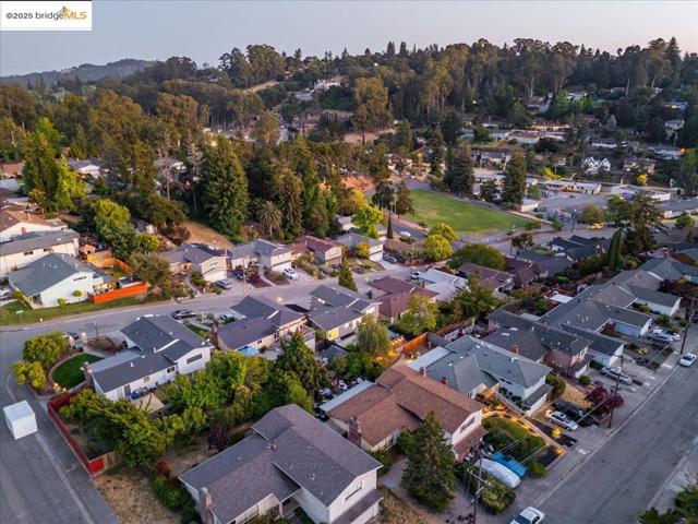 4847 Dunkirk Ave, Oakland CA: https://media.crmls.org/mediaz/b7fcda1f-408c-44c7-b11e-0304834fc18b.jpg