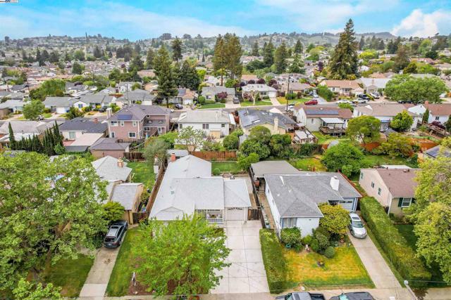 19157 San Miguel Ave, Castro Valley CA: https://media.crmls.org/mediaz/b7fcf28f-e8c7-455f-8f3f-3f337ee106dd.jpg