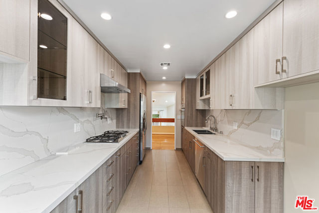 15137 Magnolia Boulevard, A photo 6