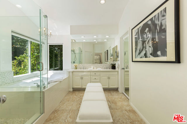 5985 Vista De La Luz, Woodland Hills CA: https://media.crmls.org/mediaz/b7fd6123-11ff-4dc8-b3b8-33952334d5a2.jpg