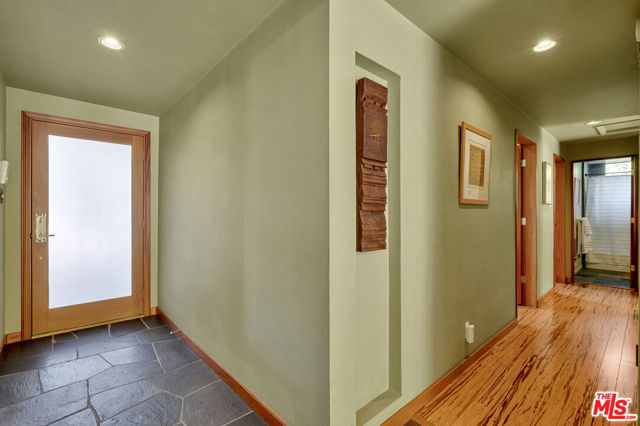 15511 Woodcrest Drive, Sherman Oaks CA: https://media.crmls.org/mediaz/b7fde3c9-4a34-44db-8643-162dab52c303.jpg