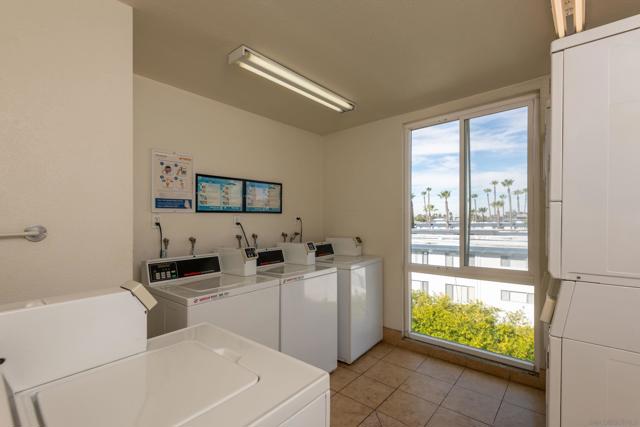 4860 Rolando Ct, San Diego CA: https://media.crmls.org/mediaz/b7fee581-015e-485f-a421-1bcc0202652d.jpg