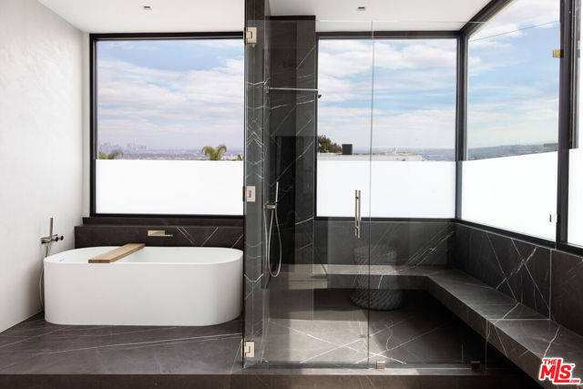 9405 Sierra Mar Place, Los Angeles CA: https://media.crmls.org/mediaz/b7ff8002-f187-4d02-8081-51c07ae50603.jpg