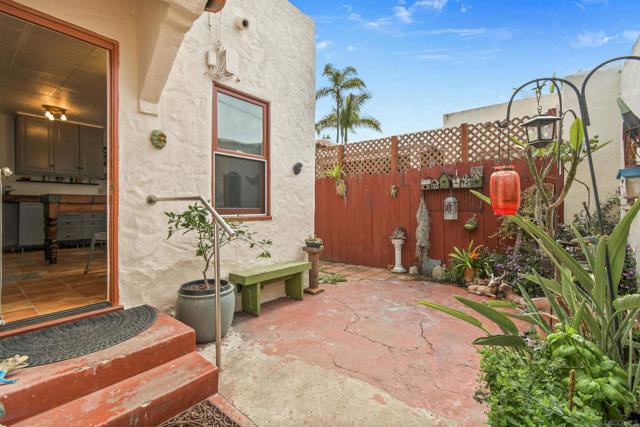 1032 Alberta Pl, San Diego CA: https://media.crmls.org/mediaz/b7ff995a-afe9-4395-887e-7271af65f451.jpg