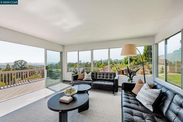 10540 Englewood Dr, Oakland CA: https://media.crmls.org/mediaz/b7ffc72d-9db6-482a-83f6-7bf2a1d44d49.jpg