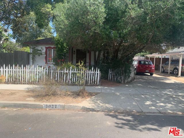 3632 Moore Street, Los Angeles CA: https://media.crmls.org/mediaz/b8002a80-c32a-45e7-89d4-e9cf3056004c.jpg