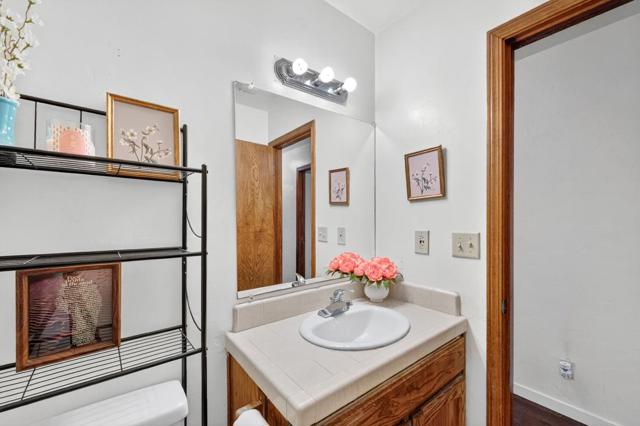 1260 Heather Glen Circle, Hollister CA: https://media.crmls.org/mediaz/b8010183-6f35-4900-af2e-451ffde47deb.jpg