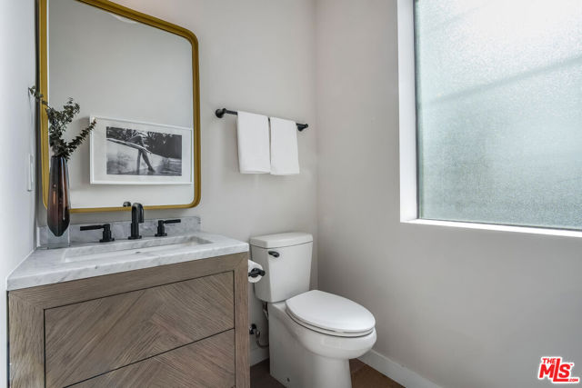4427 Studio Place, Studio City CA: https://media.crmls.org/mediaz/b8015502-91c9-4342-91d0-de708514908e.jpg