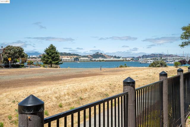 197 Lakeshore Ct, Richmond CA: https://media.crmls.org/mediaz/b8024e41-bd82-46c6-a625-8c4a582dfec1.jpg