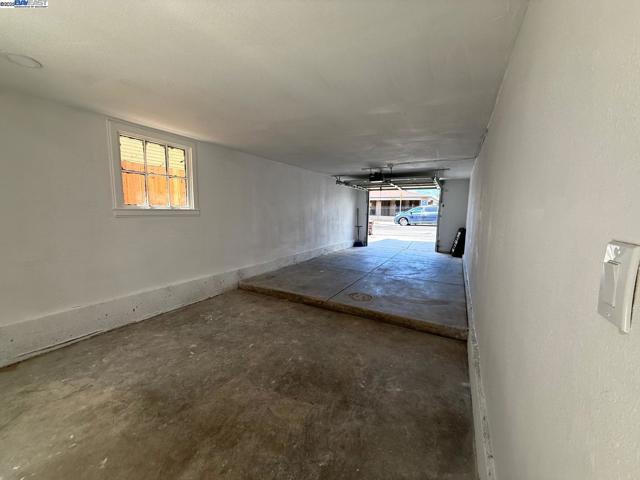 511 59Th St, Oakland CA: https://media.crmls.org/mediaz/b802c63f-0802-49b6-9aee-8cf4af5a6ebf.jpg