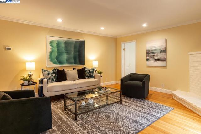 10 Easton Ct, Orinda CA: https://media.crmls.org/mediaz/b80377fc-8f3a-4f0b-8b7f-d44518b6ddc9.jpg