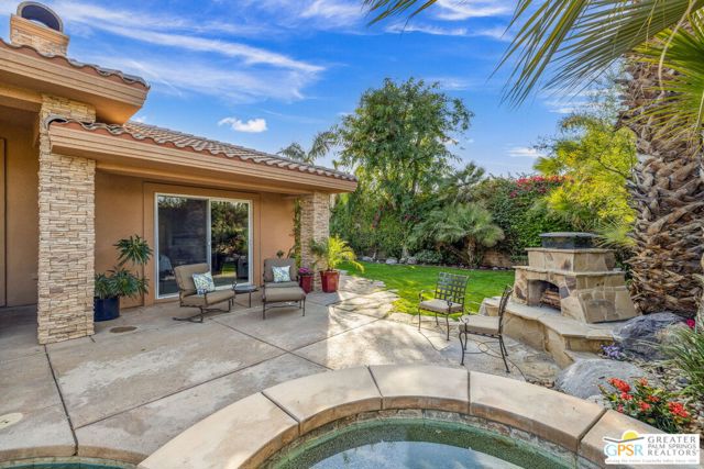 2 Varsity Circle, Rancho Mirage CA: https://media.crmls.org/mediaz/b8043484-03fe-44e8-a2f8-6fbb41906dde.jpg