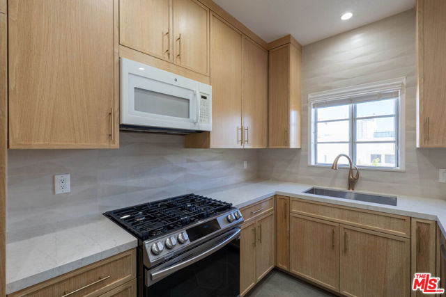 5135 Zelzah Avenue, 305 photo 8