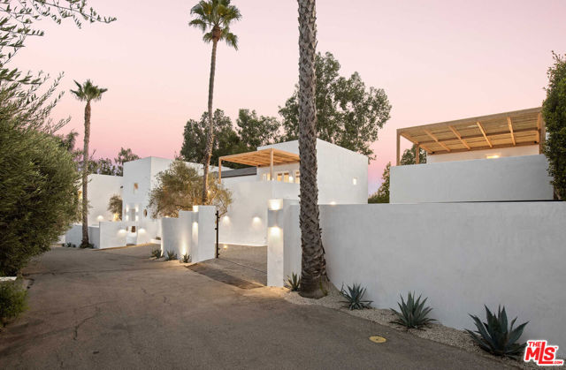 27405 Pacific Coast Highway, Malibu CA: https://media.crmls.org/mediaz/b804a9f1-f582-4a09-a97a-6e814001186b.jpg