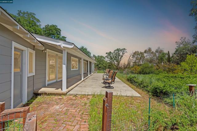 1810 Meadow Lane, Walnut Creek CA: https://media.crmls.org/mediaz/b8065872-e81e-4e2e-9385-48434198f3fc.jpg