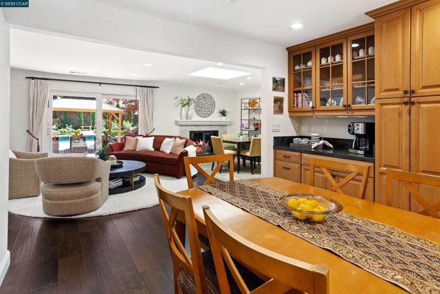 2142 Deer Oak Way, Danville CA: https://media.crmls.org/mediaz/b806e1ec-5d79-41d4-9efd-e4648652e652.jpg