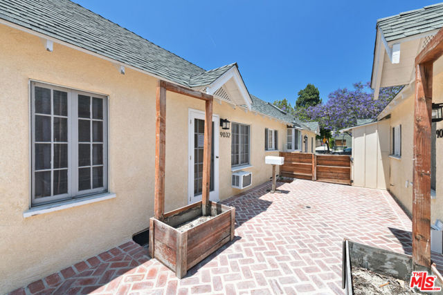 9028 Rangely Avenue, West Hollywood CA: https://media.crmls.org/mediaz/b8073b28-3d36-4ecf-a571-d17ba8335f15.jpg