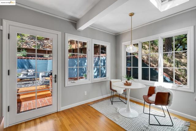 2 Humphrey Place, Oakland CA: https://media.crmls.org/mediaz/b8081936-36e2-4ed3-839c-f48b07492538.jpg