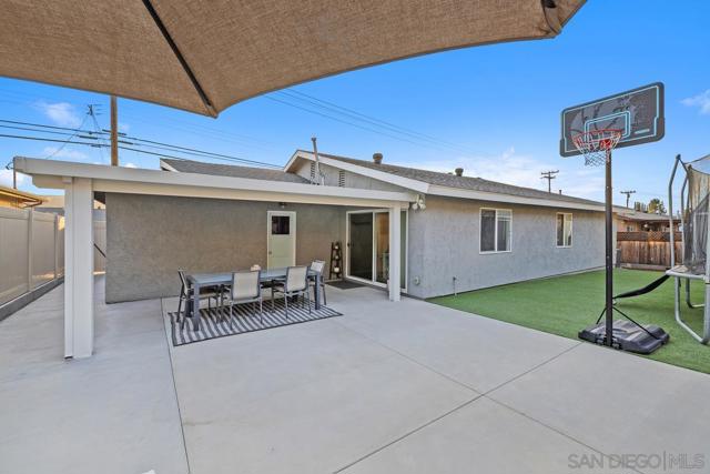 10231 Settle Rd, Santee CA: https://media.crmls.org/mediaz/b8084b27-18d4-41c1-b37f-1ebf9ae9c4e4.jpg