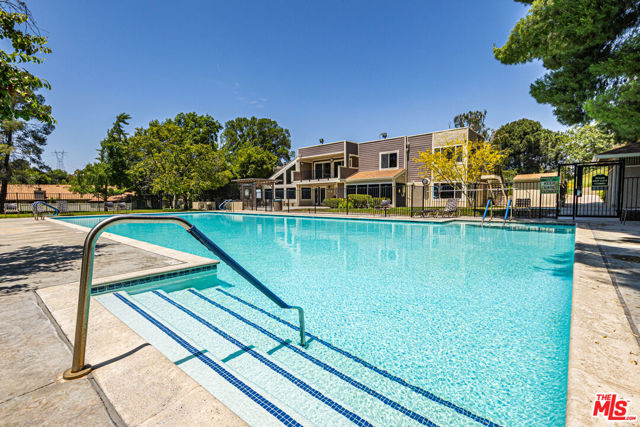20055 Avenue Of The Oaks, Newhall CA: https://media.crmls.org/mediaz/b808b0f4-15e4-40d1-b805-4c41196fa6a9.jpg