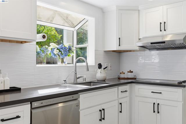 11593 Ladera Ct, Dublin CA: https://media.crmls.org/mediaz/b808fc81-22b9-4c92-9b34-e1dcbd0fc5dd.jpg