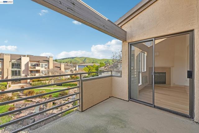 39206 Guardino Dr, Fremont CA: https://media.crmls.org/mediaz/b80a1564-a83e-4c68-8d0b-ef4814eba4ce.jpg