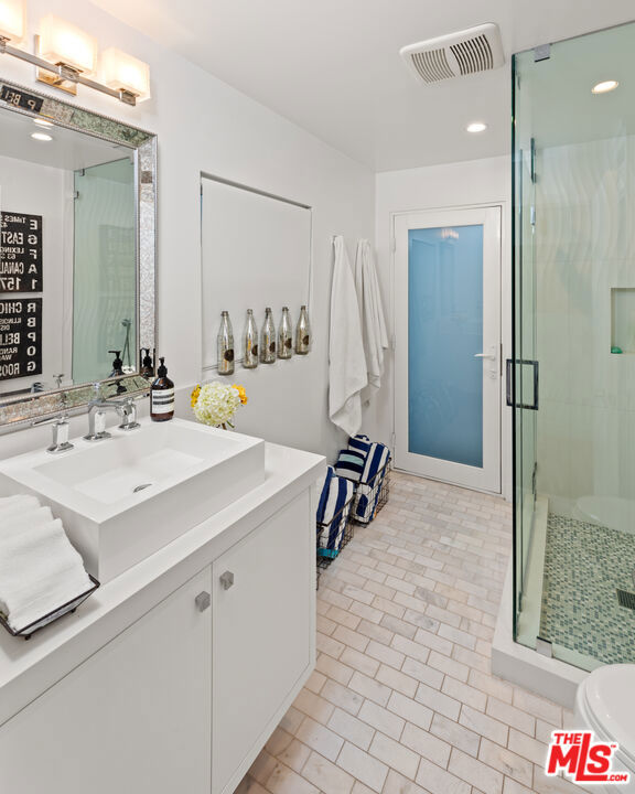 Full bathroom with access from beach