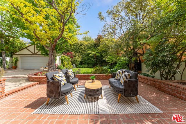 217 17th Street, Santa Monica CA: https://media.crmls.org/mediaz/b80d0422-0236-4f6d-9cc1-2cbe2419b9e5.jpg
