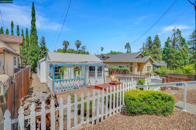 881 Merle Ave, Martinez CA: https://media.crmls.org/mediaz/b80e256e-2caa-41d5-8edb-ecc7265e2e72.jpg