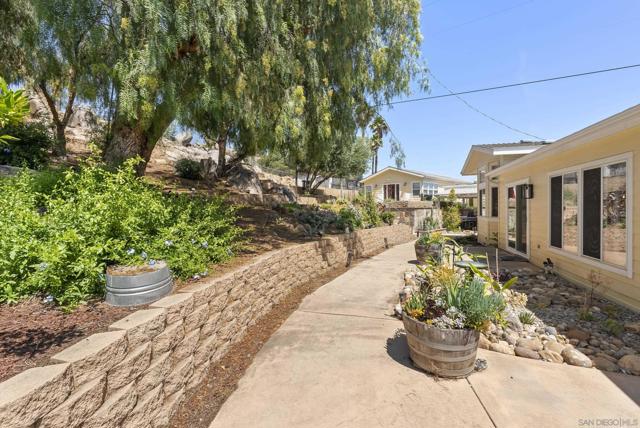 10505 Valle Vista Rd, Lakeside CA: https://media.crmls.org/mediaz/b80e3ae9-6890-468c-b8b1-39165cca4726.jpg