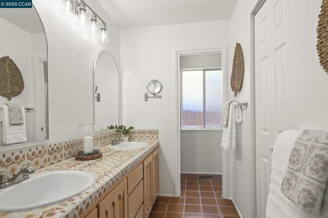 277 Holiday Hills Dr, Martinez CA: https://media.crmls.org/mediaz/b810a481-0701-46ec-8854-69cf4cf411d2.jpg